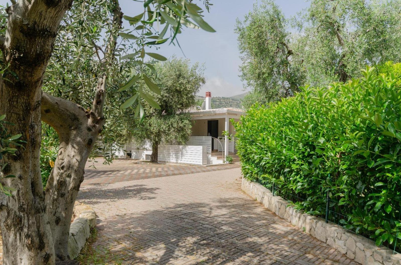 Le Case Di Chri Mattinata Exterior foto
